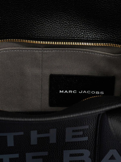 Acquistando La Borsa Grande In Pelle