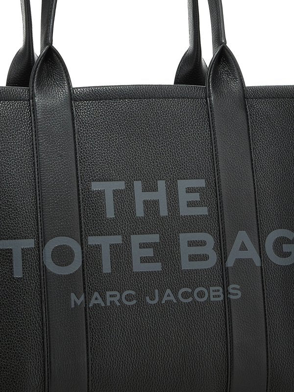 Acquistando La Borsa Grande In Pelle