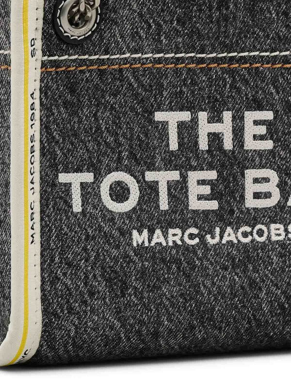La Borsa A Tracolla Con Catena Di Jeans